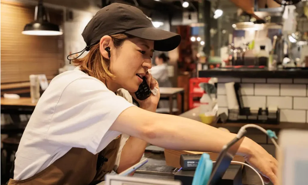 店長候補　電話対応と店舗管理を行う様子