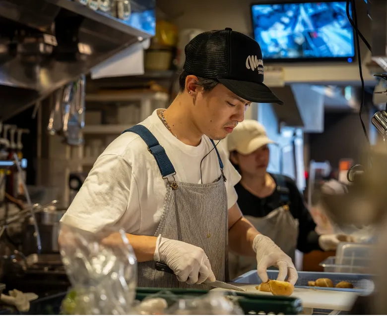 働く仲間（調理スタッフHazukiさん）　キッチンでの調理風景