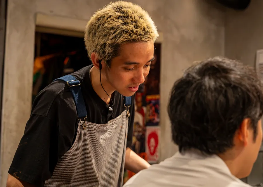 接客するマンチズのクルー・Kakeruさん