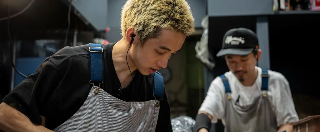 集中して調理に取り組むマンチズのクルーkakeruさん